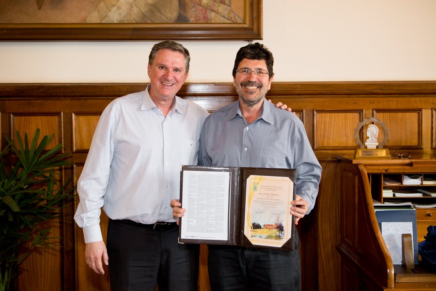 José Otávio Machado Menten recebe homenagem da diretoria da ESALQ